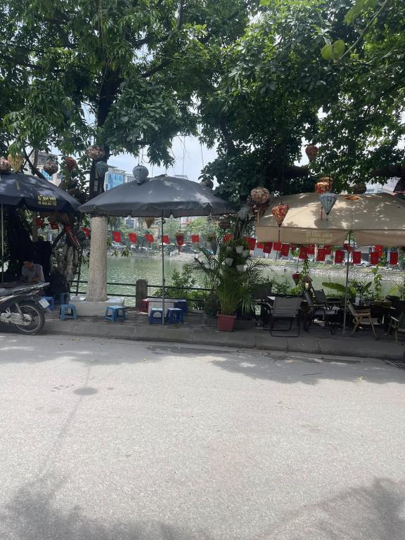 Bán nhà phố Phương Mai, Đống Đa, ô tô tránh, View hồ, tiện KD 5 tầng 88m2 giá 34 tỷ