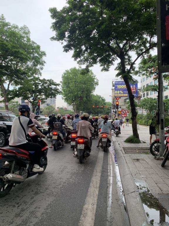 Cần bán nhà đẹp Đường Láng, Đống Đa, 43m2, 2 THOÁNG- Ô TÔ VÀO, 12.8 tỷ