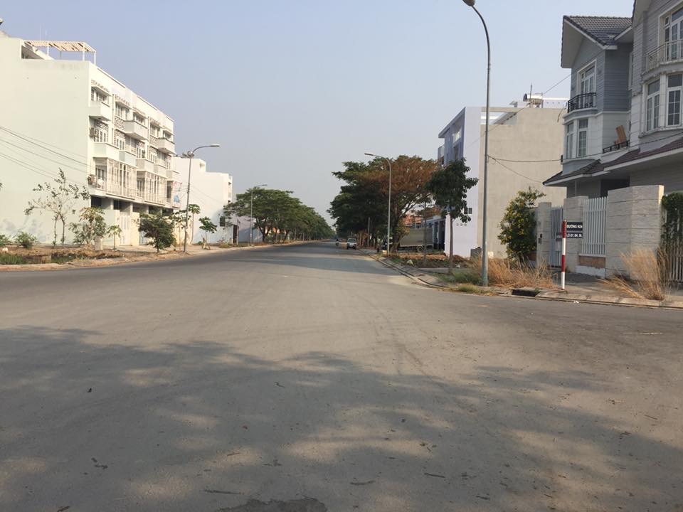 TÔI CẦN BÁN  LÔ ĐẤT ĐƯỜNG TRỤC, BÌNH THẠNH. Đất tôi có sổ hồng, tách thửa, tiếp khách thiện chí miễn cò lái!