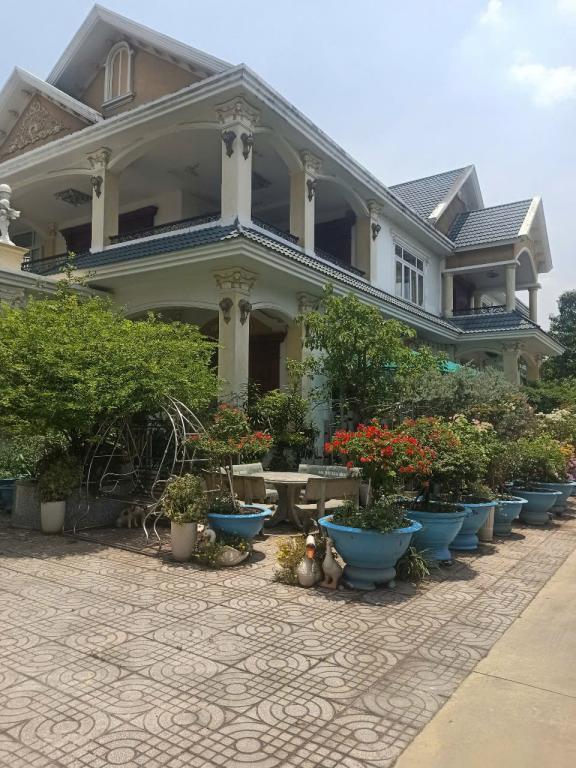 Mặt tiền Nguyễn Thái Học, Tân Đông Hiệp, Dĩ An, Biệt thự và nhà xưởng, 3250m, giá 75 tỷ.