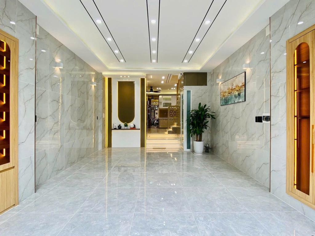 Không phải nhà nào cũng có thang máy, phòng xông hơi & gara – nhưng căn này có tất cả và hơn thế nữa