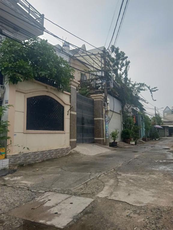 Xe tải đỗ cửa, Biệt thự  Bà Điểm, Hóc Môn, 130m, ngang 8m, chỉ 6,6 tỷ.