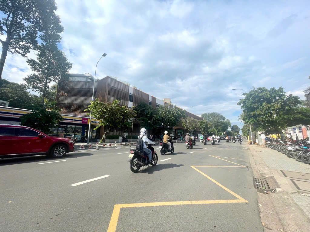 Bán gấp đất tặng nhà giảm 5 tỷ 21mx45m tiện kinh doanh hết lộ giới đối diện BV175 945m2 105tr/tháng