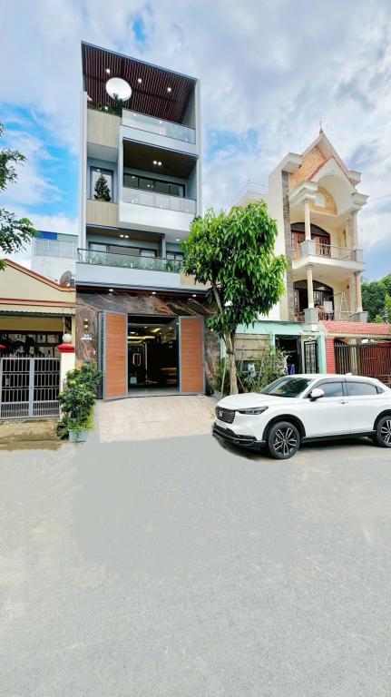 Nhà 17,5 tỷ - 5mx18m, 3 lầu - Mặt tiền đường D4 khu Phạm Hữu Lầu.